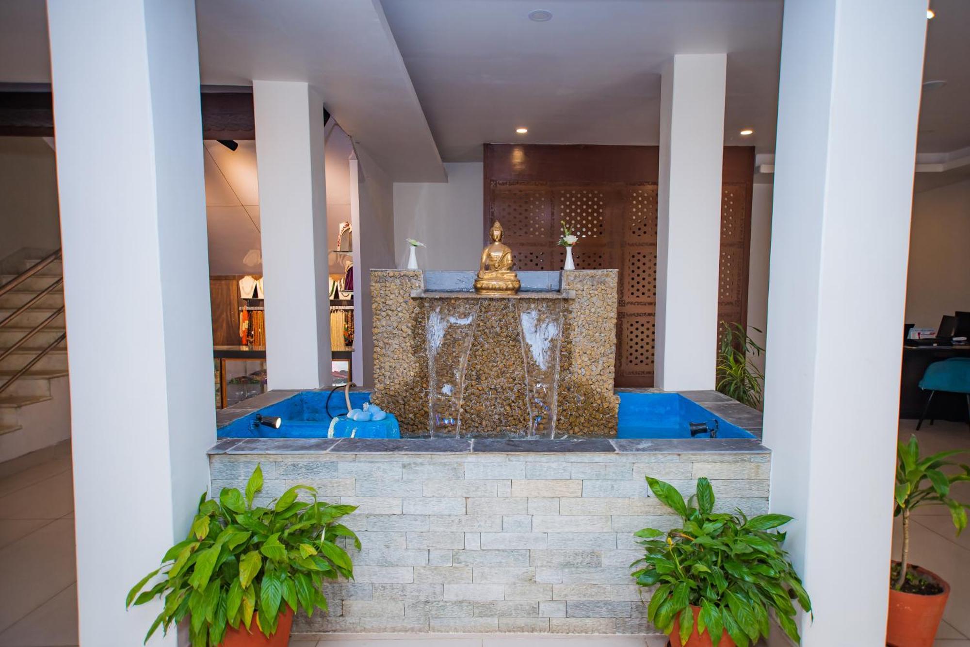 Hotel Pokhara Village & Spa Extérieur photo