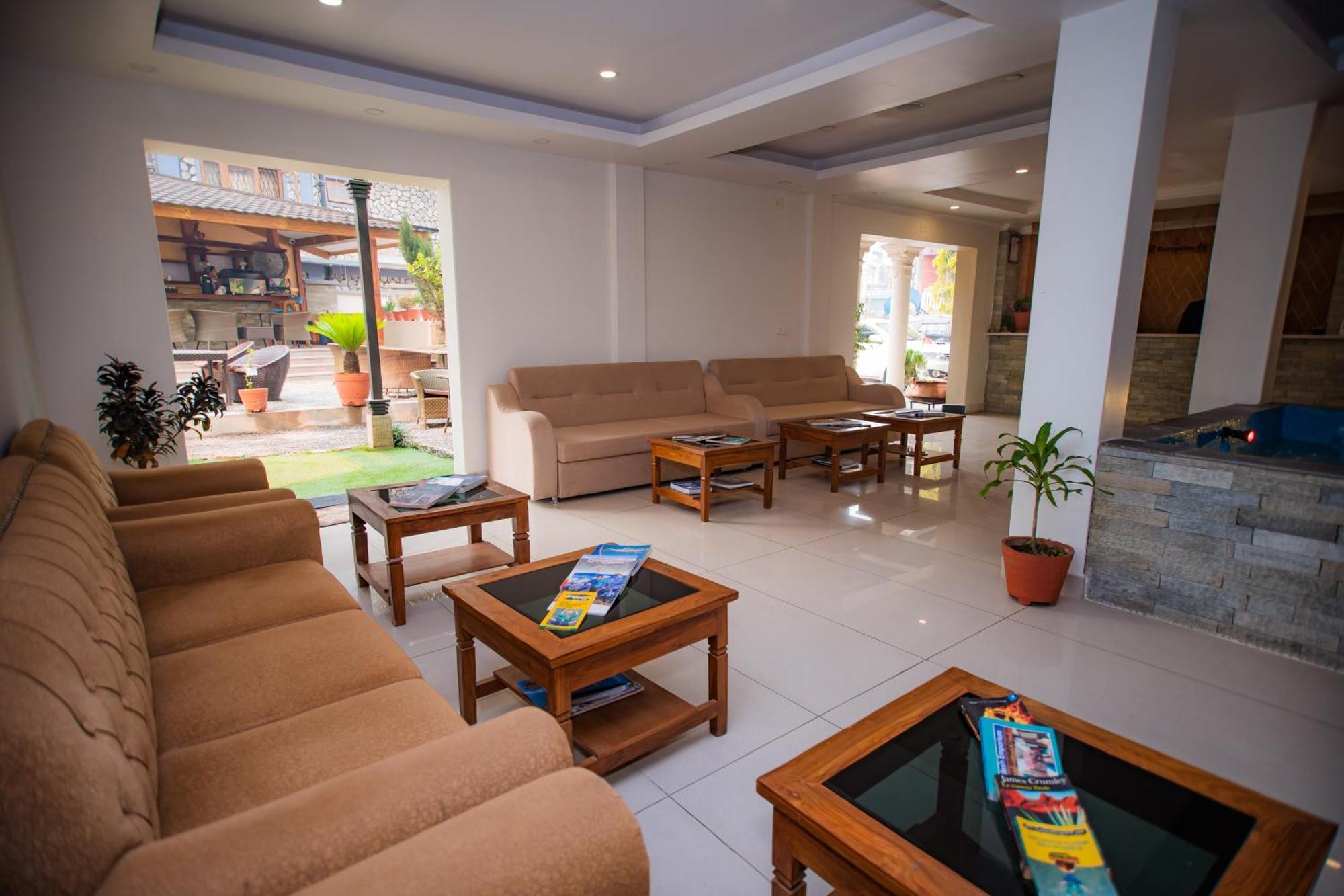 Hotel Pokhara Village & Spa Extérieur photo