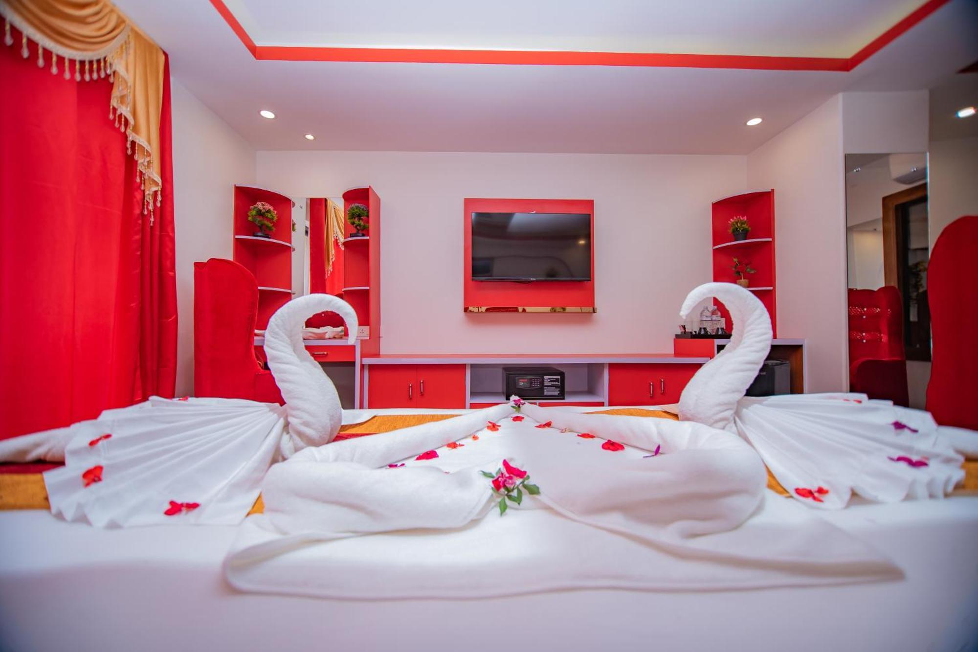 Hotel Pokhara Village & Spa Extérieur photo