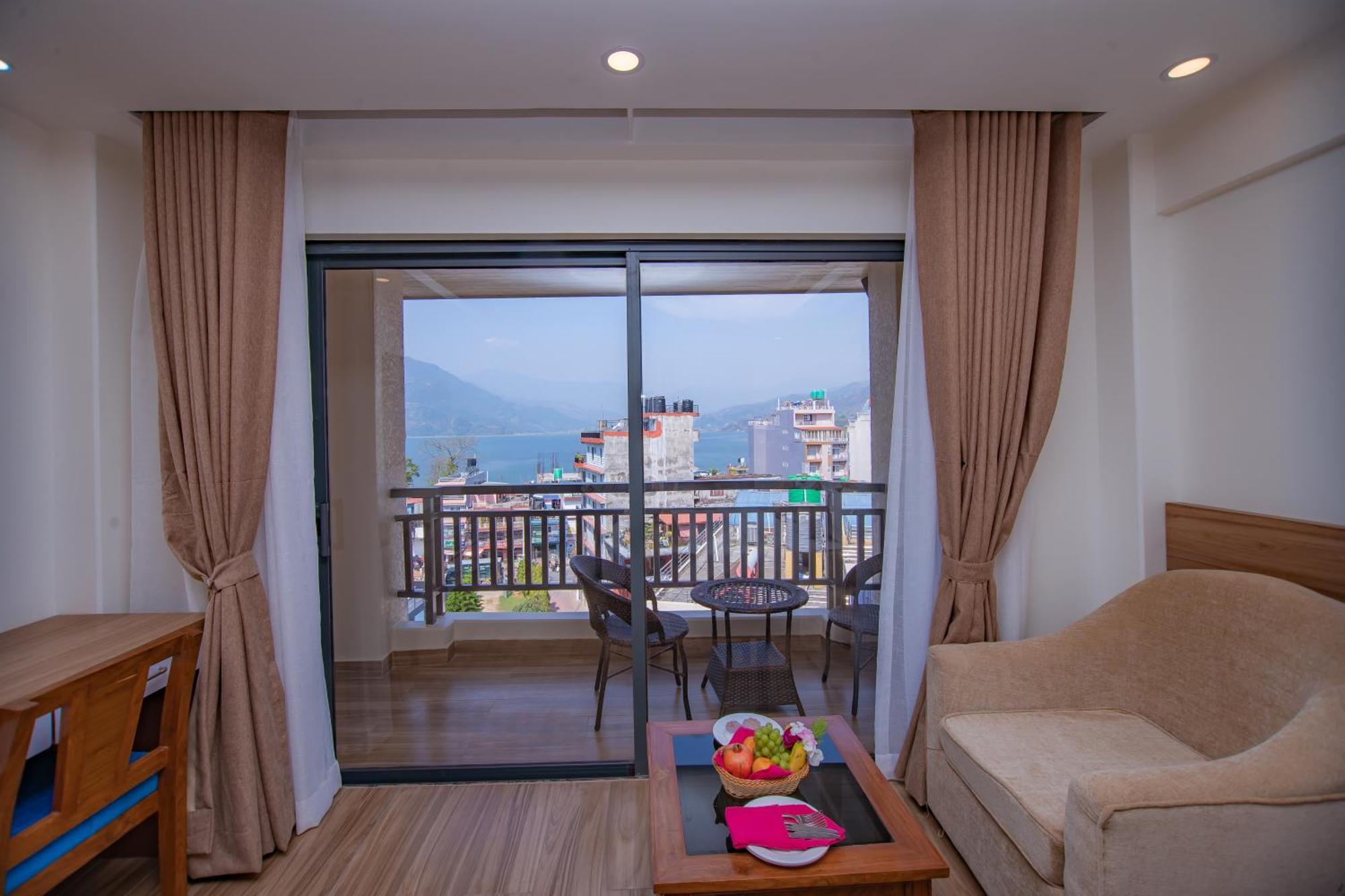 Hotel Pokhara Village & Spa Extérieur photo
