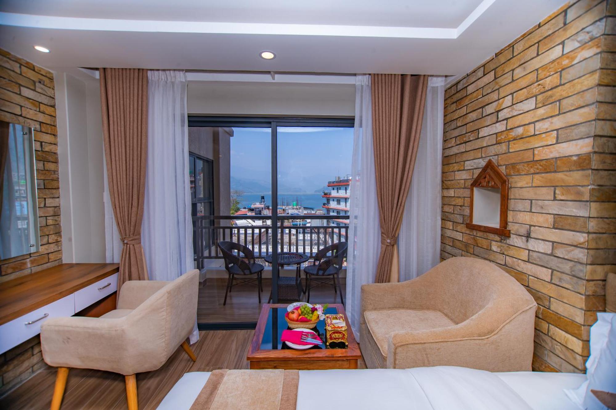 Hotel Pokhara Village & Spa Extérieur photo