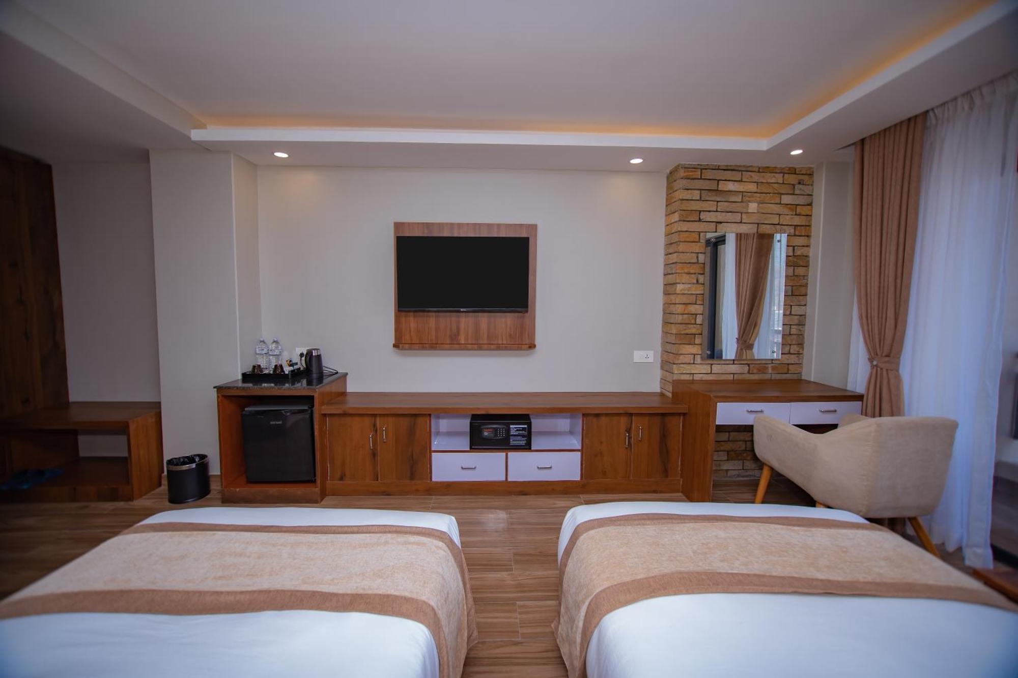 Hotel Pokhara Village & Spa Extérieur photo