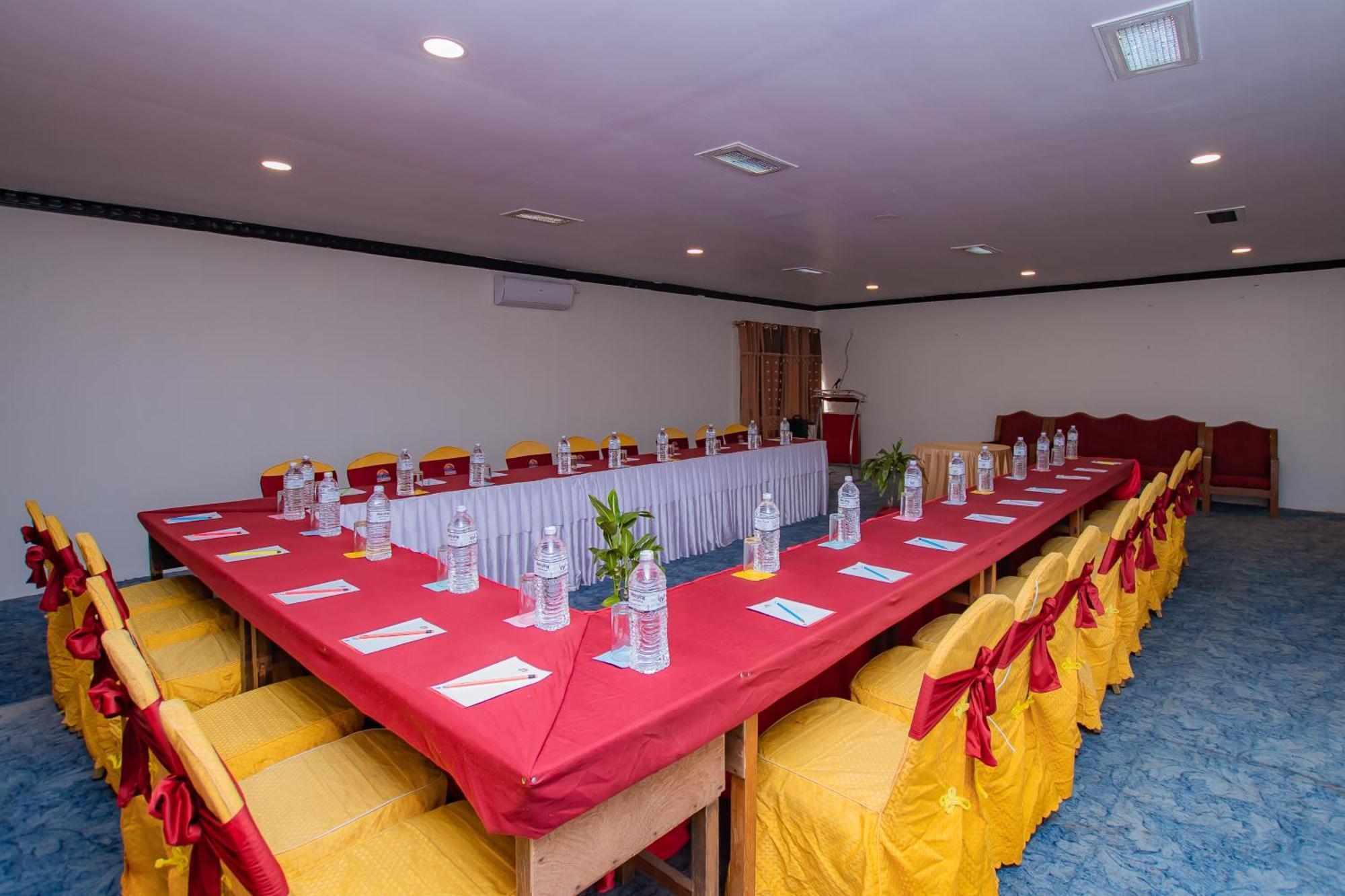 Hotel Pokhara Village & Spa Extérieur photo