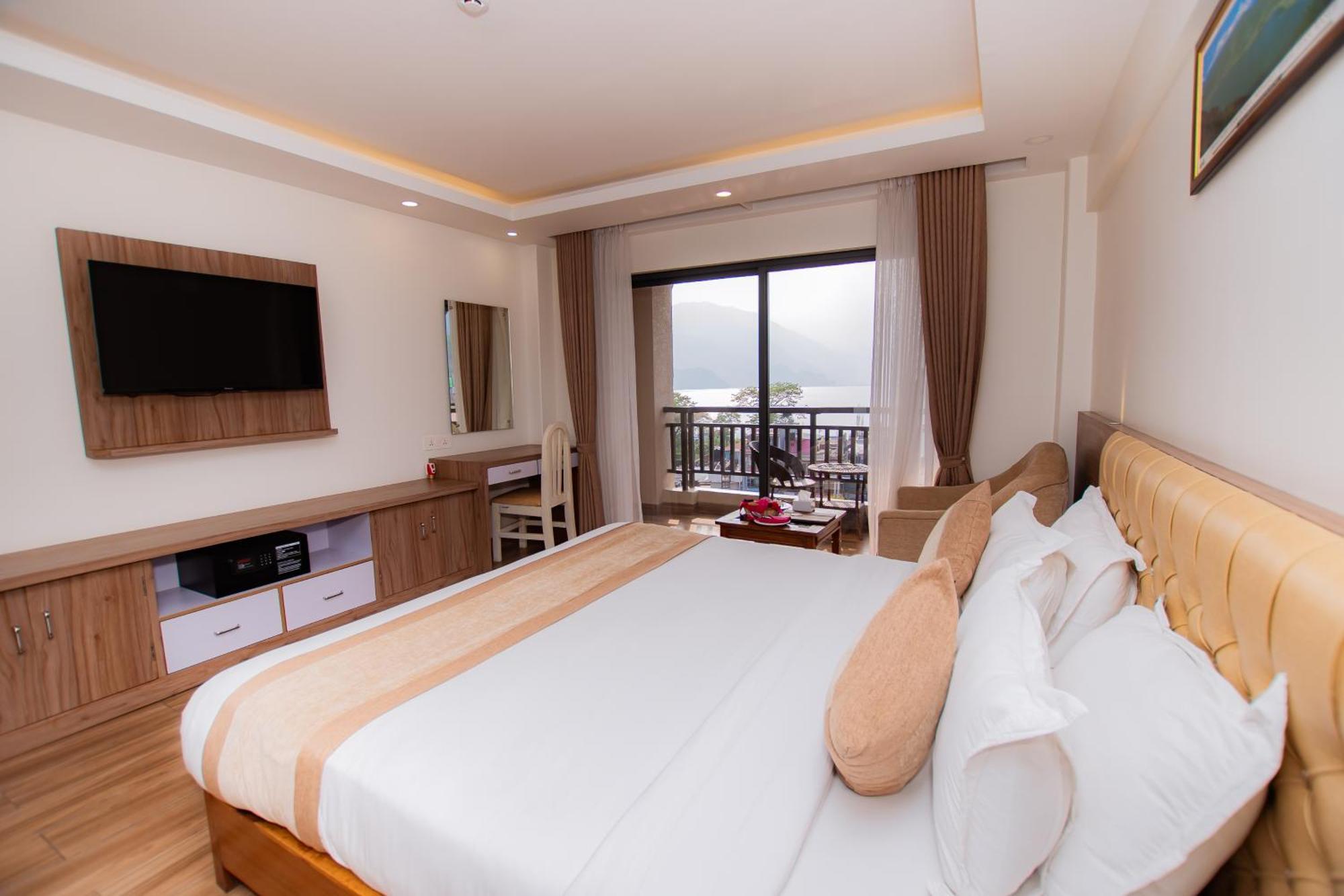Hotel Pokhara Village & Spa Extérieur photo