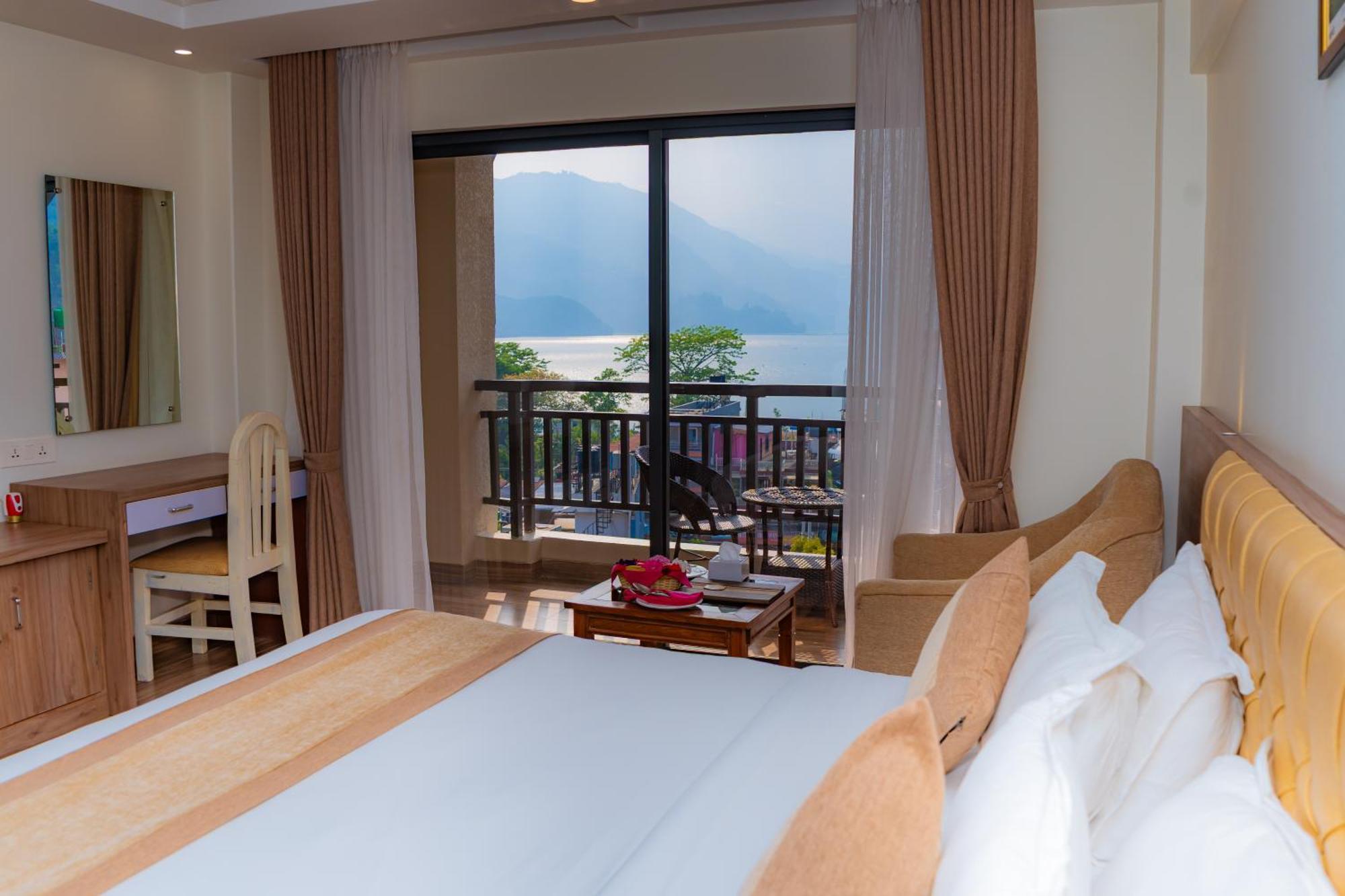 Hotel Pokhara Village & Spa Extérieur photo